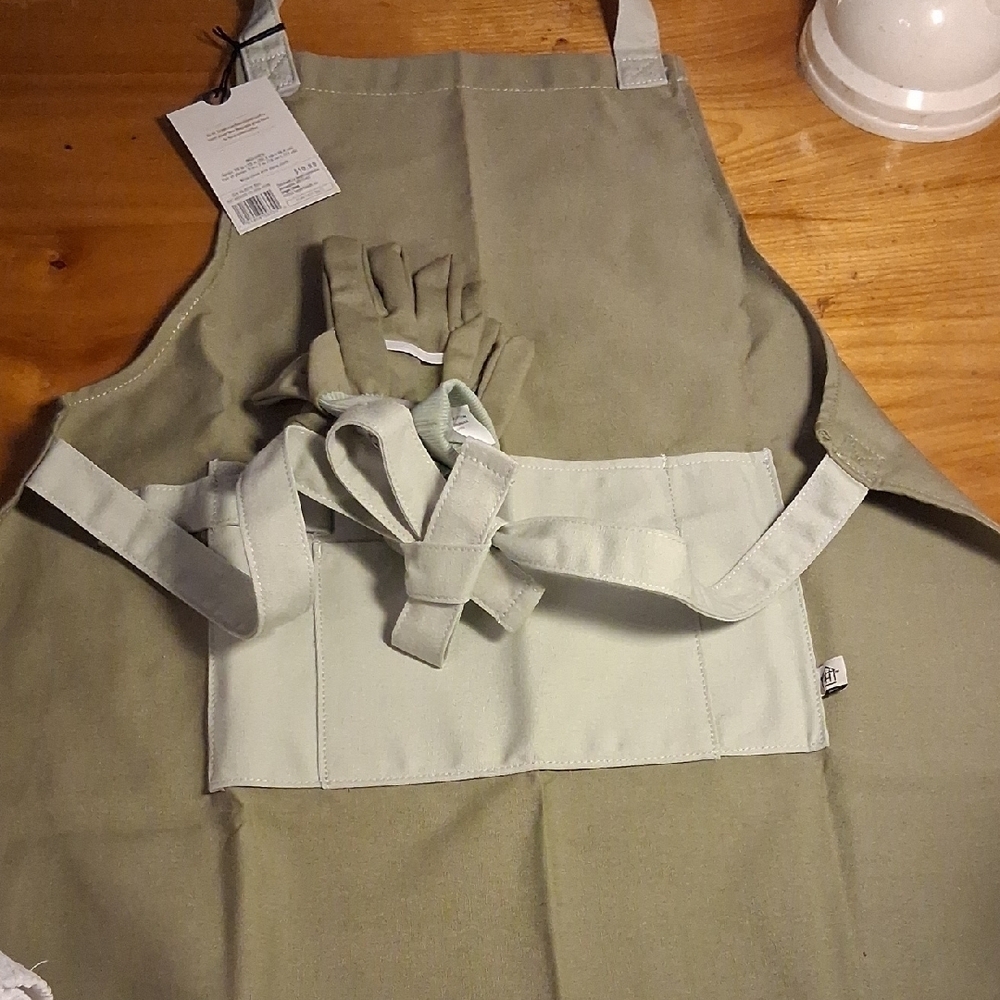 Hearth & Hand Kids Apron And Glove Set